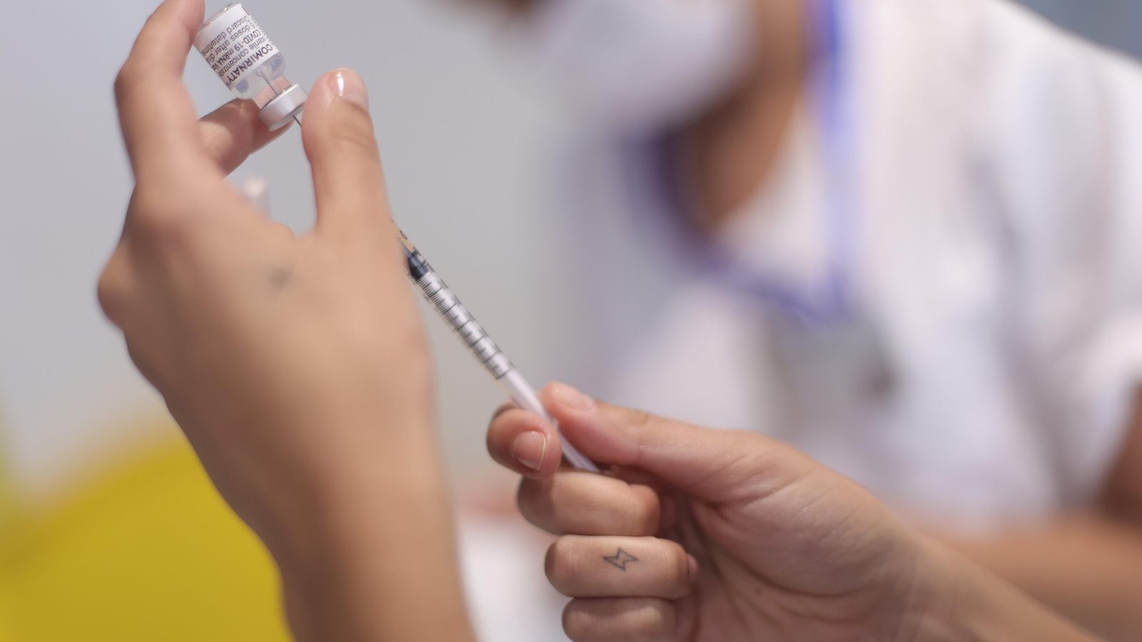 Una sanitària recàrrega una dosi de la vacuna contra el Covid-19 per als estudiants del pròxim Erasmus a Madrid