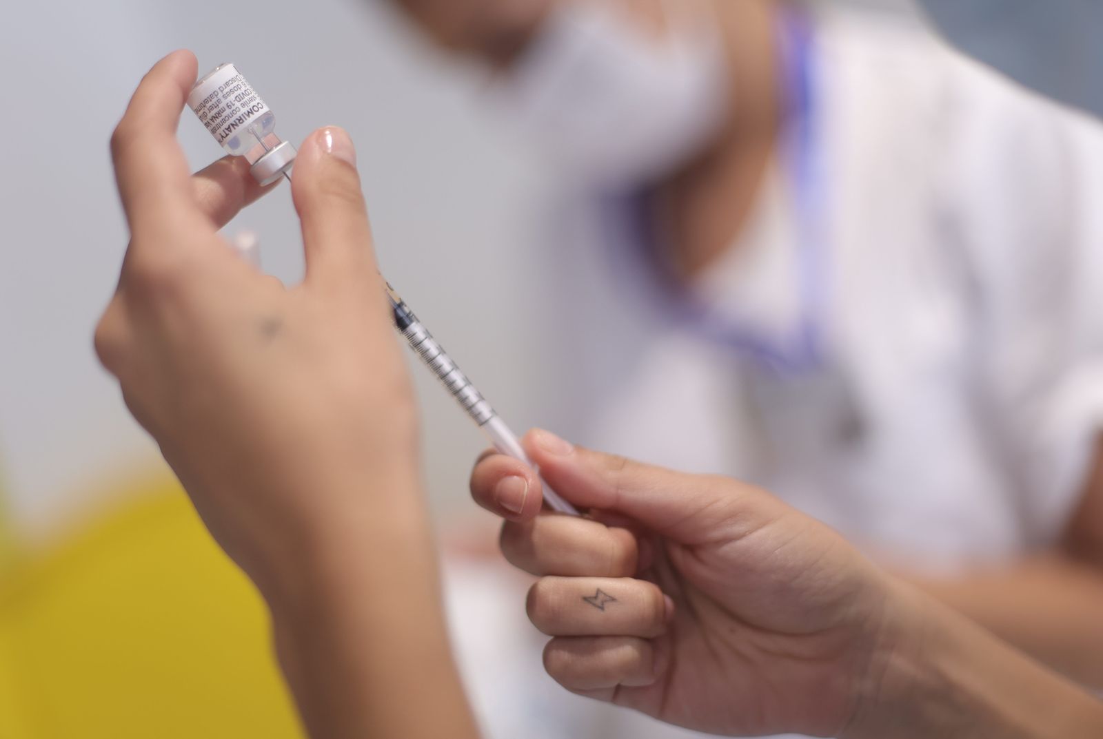 Una sanitària recàrrega una dosi de la vacuna contra el Covid-19 per als estudiants del pròxim Erasmus a Madrid