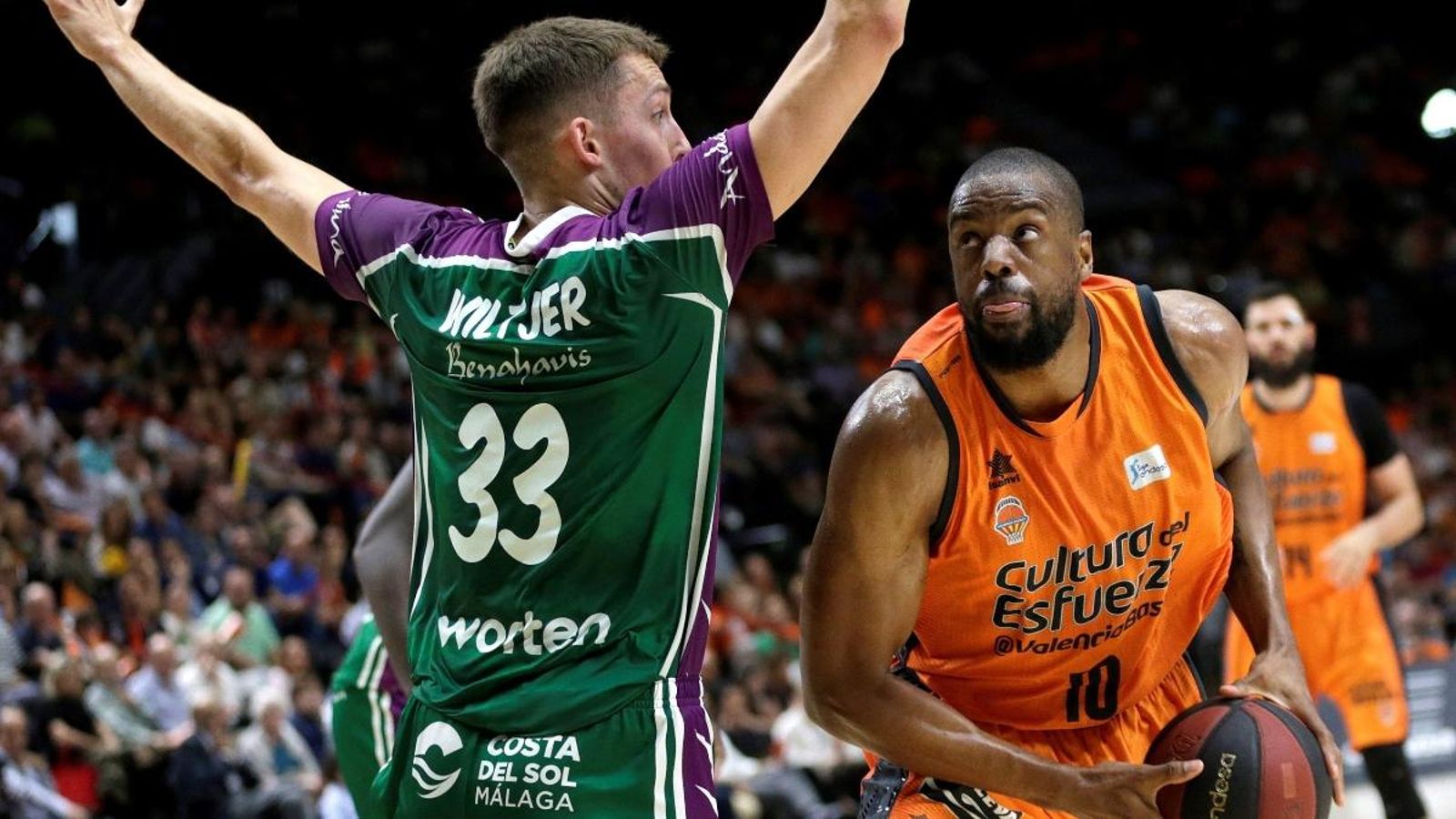 El València Basket pateix, però li pega la volta a l'eliminatòria per a accedir a les semifinals.