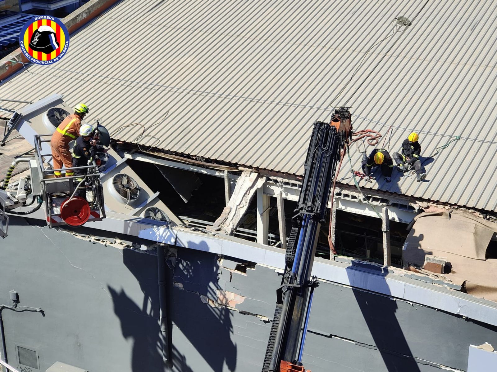 Els bombers han treballat en el sanejament del sostre
