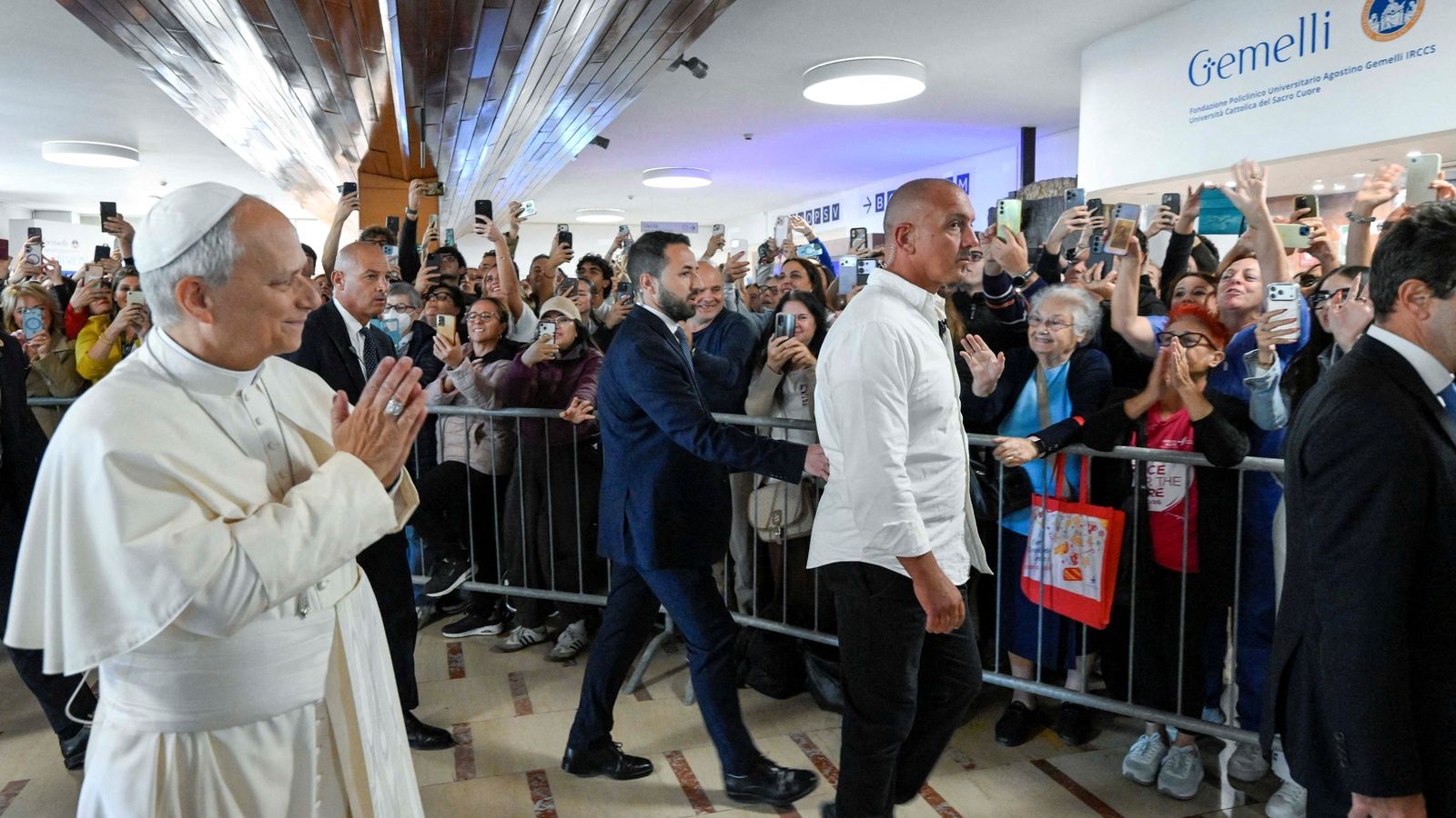 El papa Lleó XIV, arribant a l'Hospital Gemelli, este dimarts