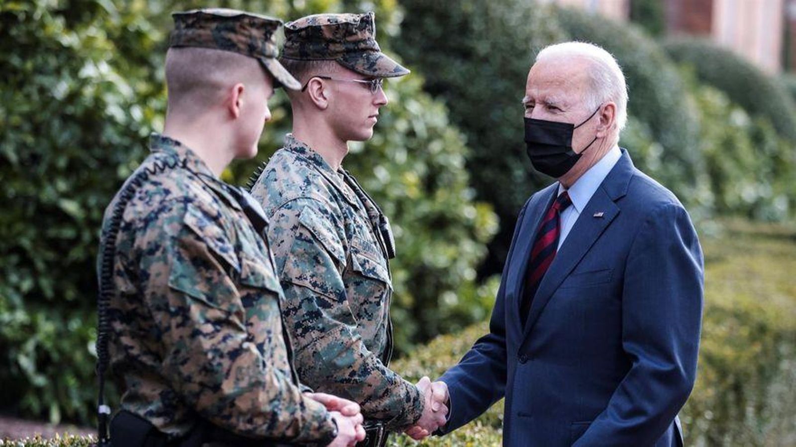 Joe Biden saluda un parell de marines al quarter de Washington
