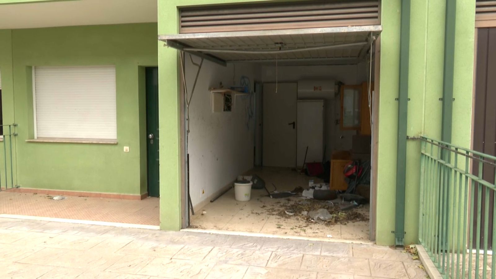 Un dels baixos d'un adossat del carrer de Josep Pla Tormo que ha ocupat de manera il·legal el grup de joves