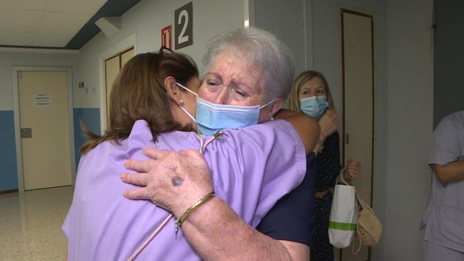 Les abraçades dels supervivents i la capacitat d’adaptació dels sanitaris, alguns dels regals de la Covid-19