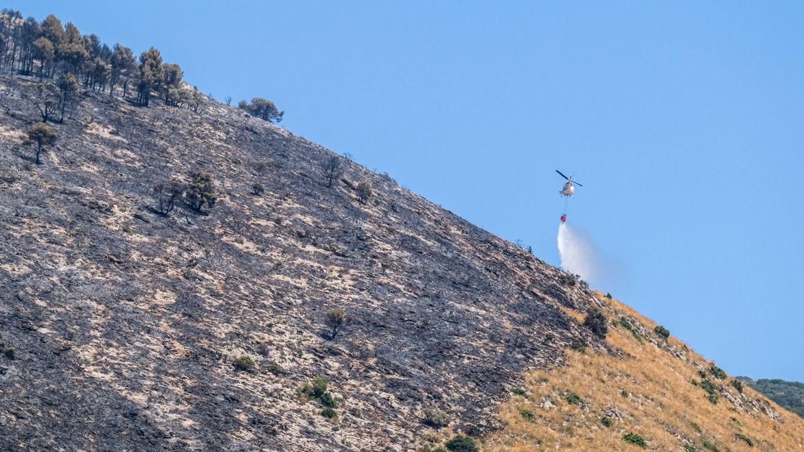 En imatge, un dels mitjans aeris durant les tasques d'extinció En imatge, un dels mitjans aeris durant les tasques d'extinció