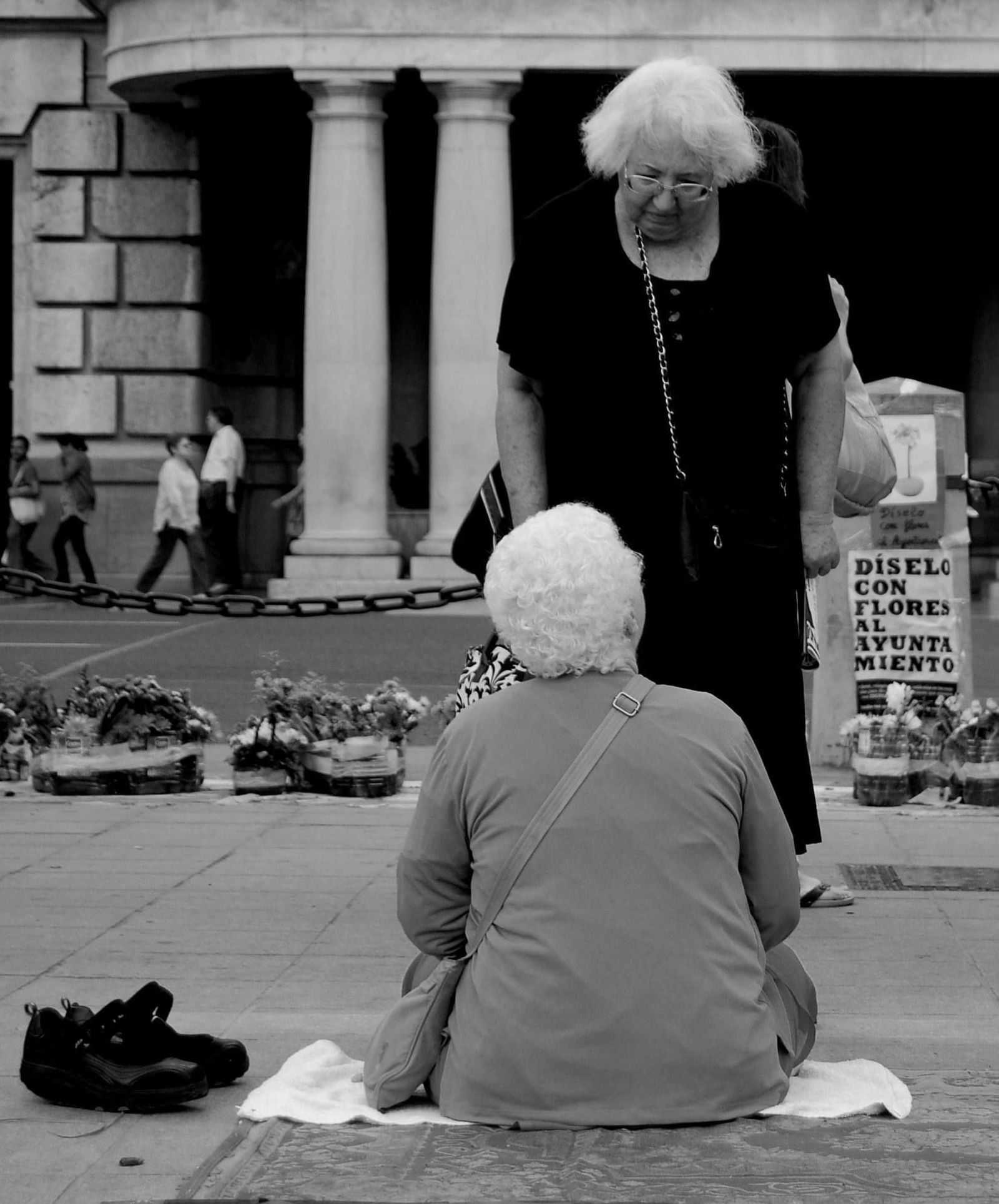 Dues dones participen en l'acampada de la plaça de l'Ajuntament de València el 2011