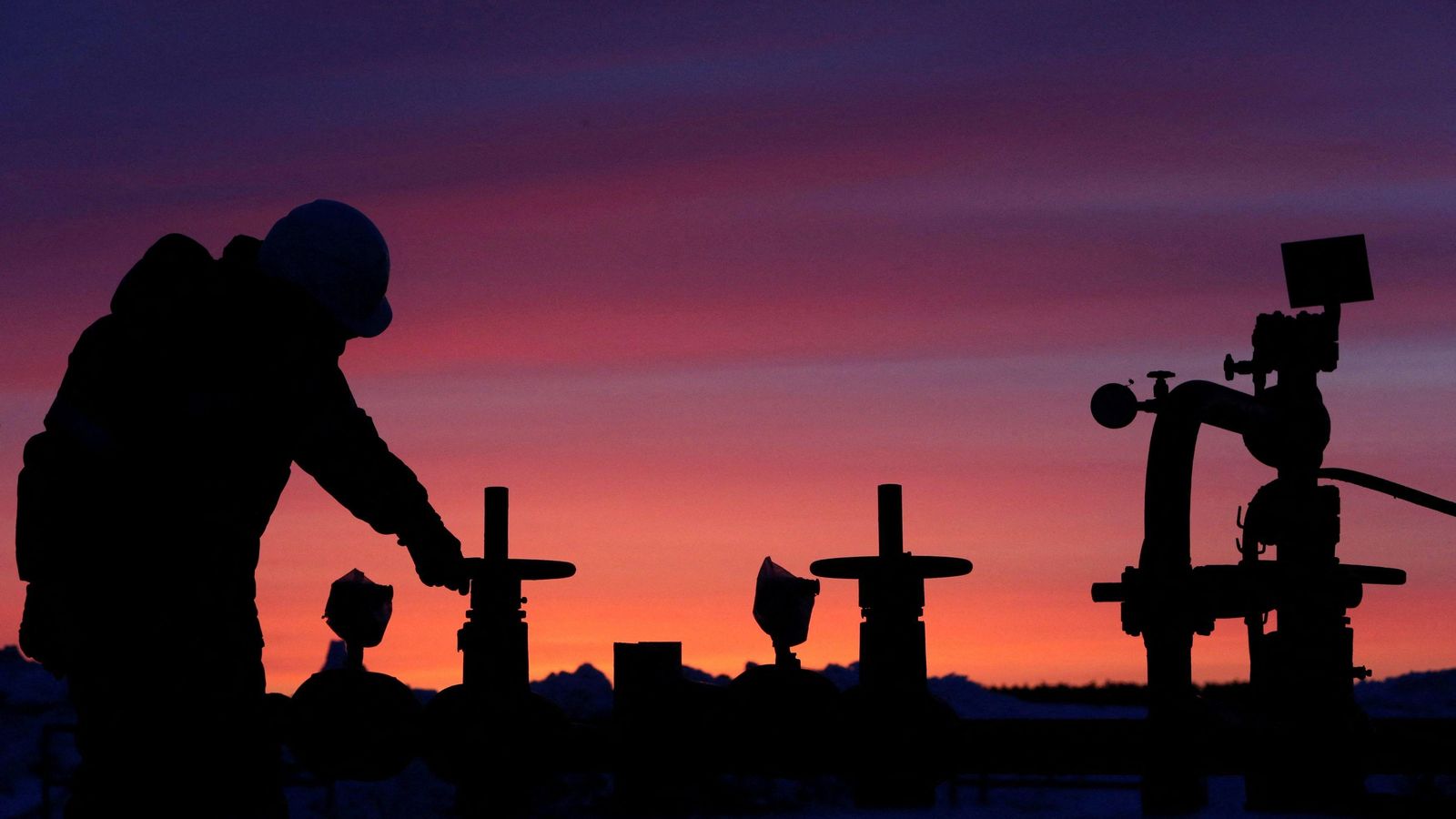 Un treballador revisa la vàlvula d'una canonada de petroli en un jaciment de petroli propietat del productor de petroli estatal rus Bashneft a prop del poble de Nikolo-Berezovka.