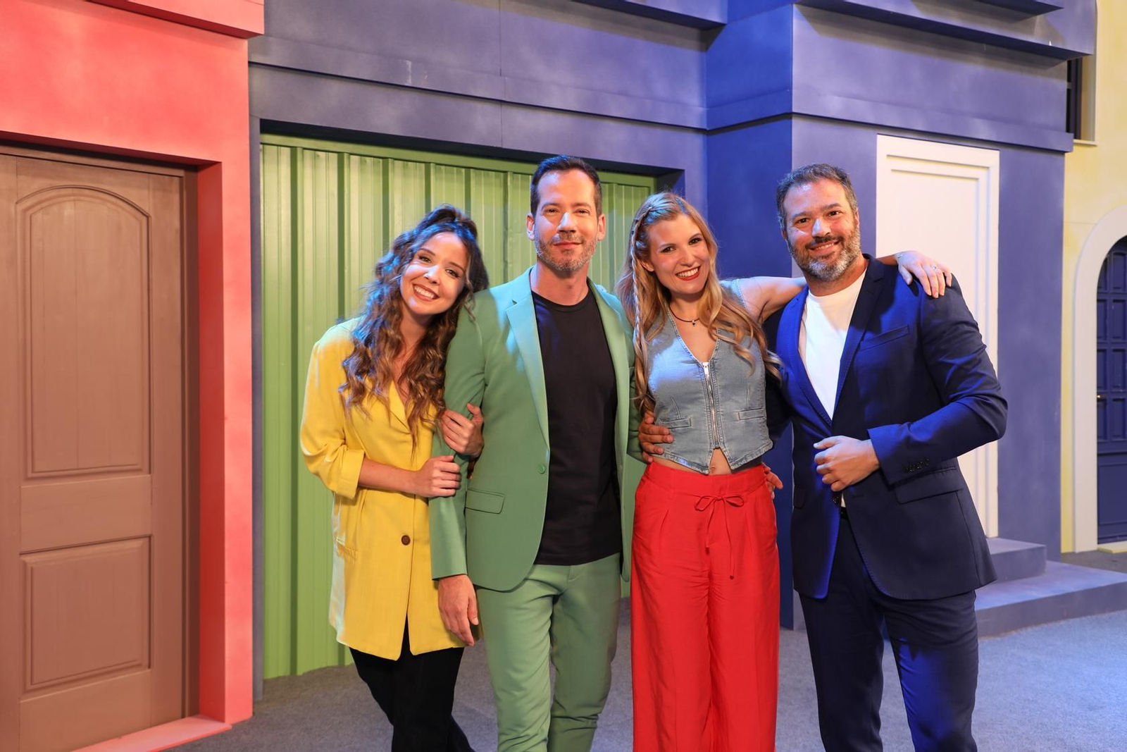 Els reporters Berta Báidez, Rosa Porta i Carles Navarro acompanyen Ferran Cano en el nou programa de festes.