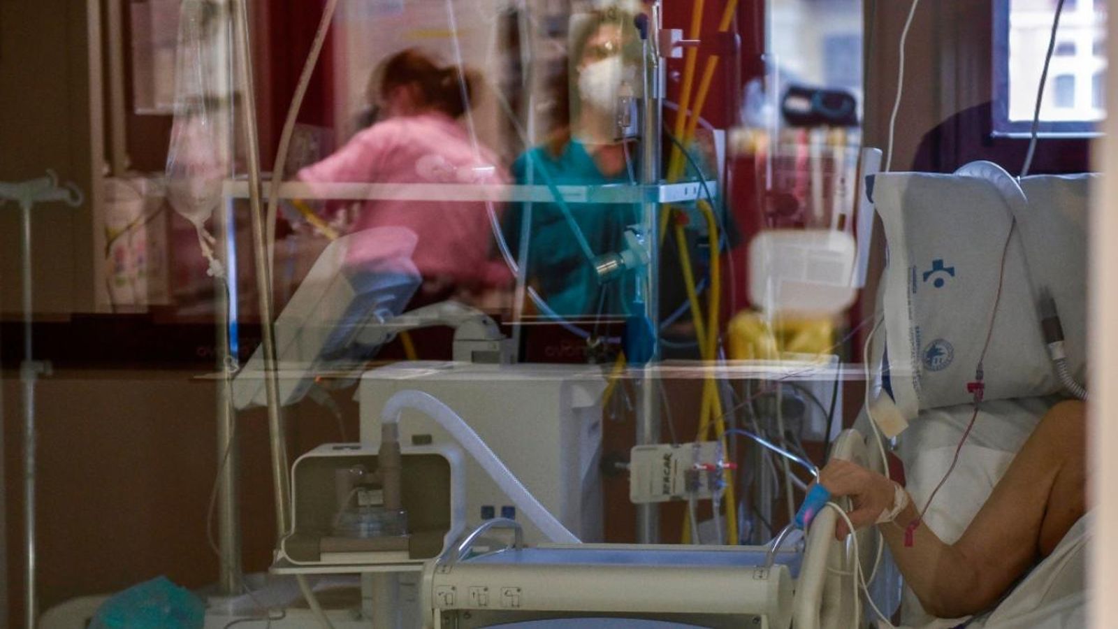 Un pacient malalt de Coronavirus espera aquest dimecres a ser atès en l'UCI de l'Hospital de Basurto, a Bilbao
