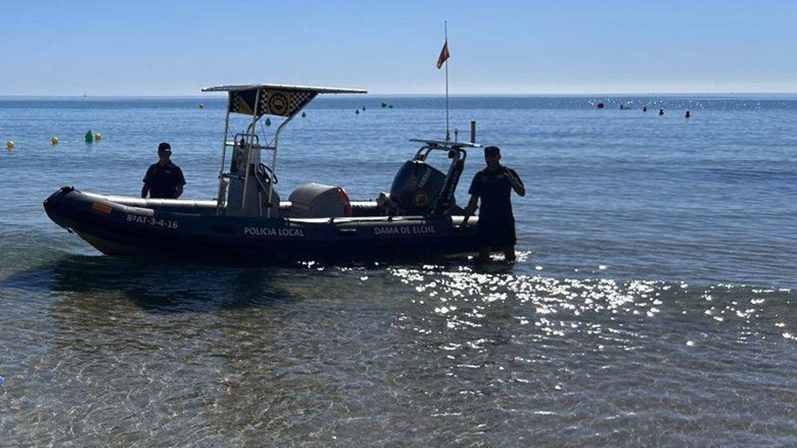 Una patrulla de la Policia Local d'Elx, en la platja de La Marina, en l'acte de presentació del dispositiu de vigilància dels arenals