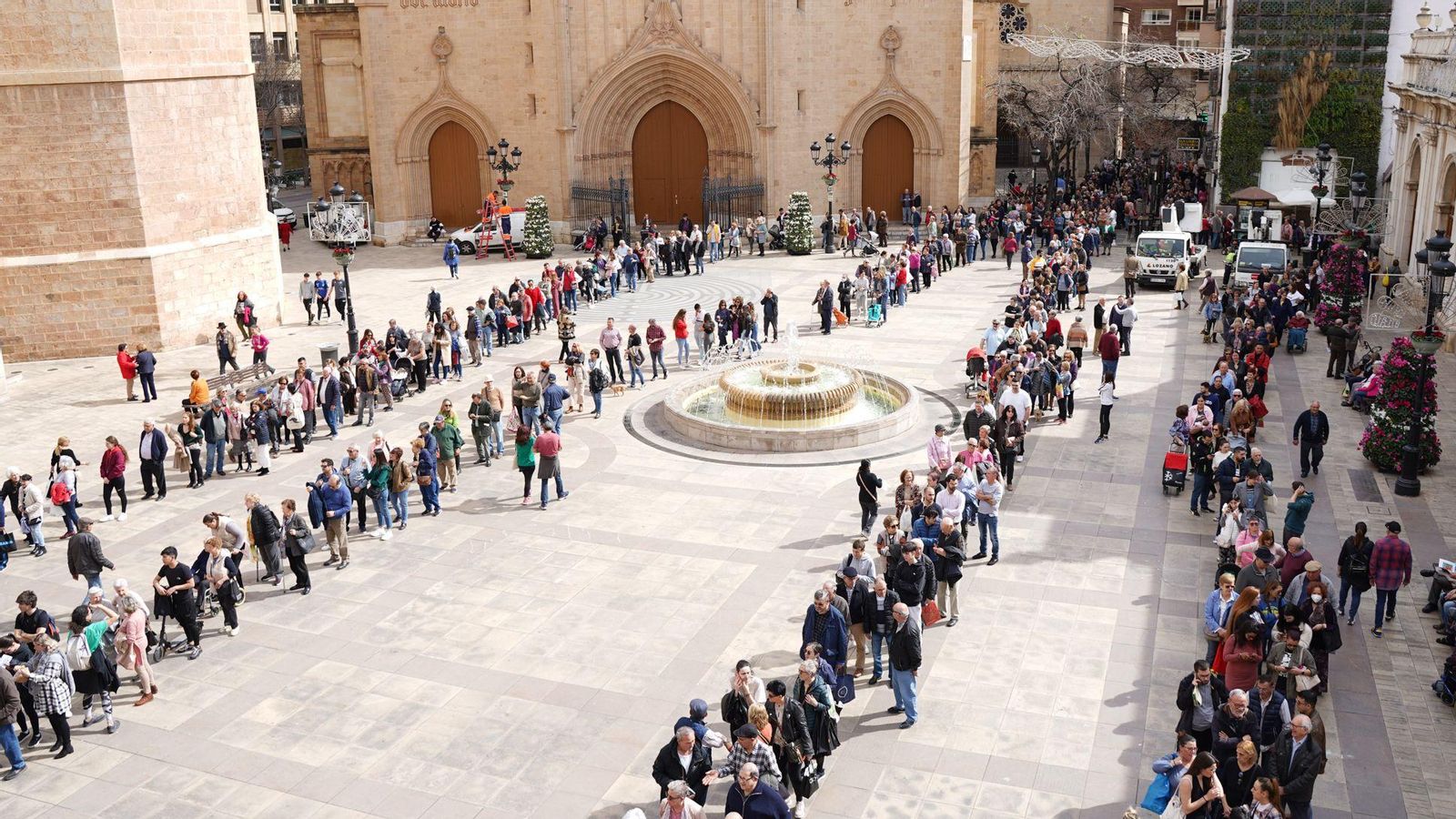 Centenar de ciutadans van fer cua, durant la primera jornada de repartiment de les cintes i llibrets, a les portes de la casa consistorial Centenar de ciutadans van fer cua, durant la primera jornada de repartiment de les cintes i llibrets, a les portes de la casa consistorial