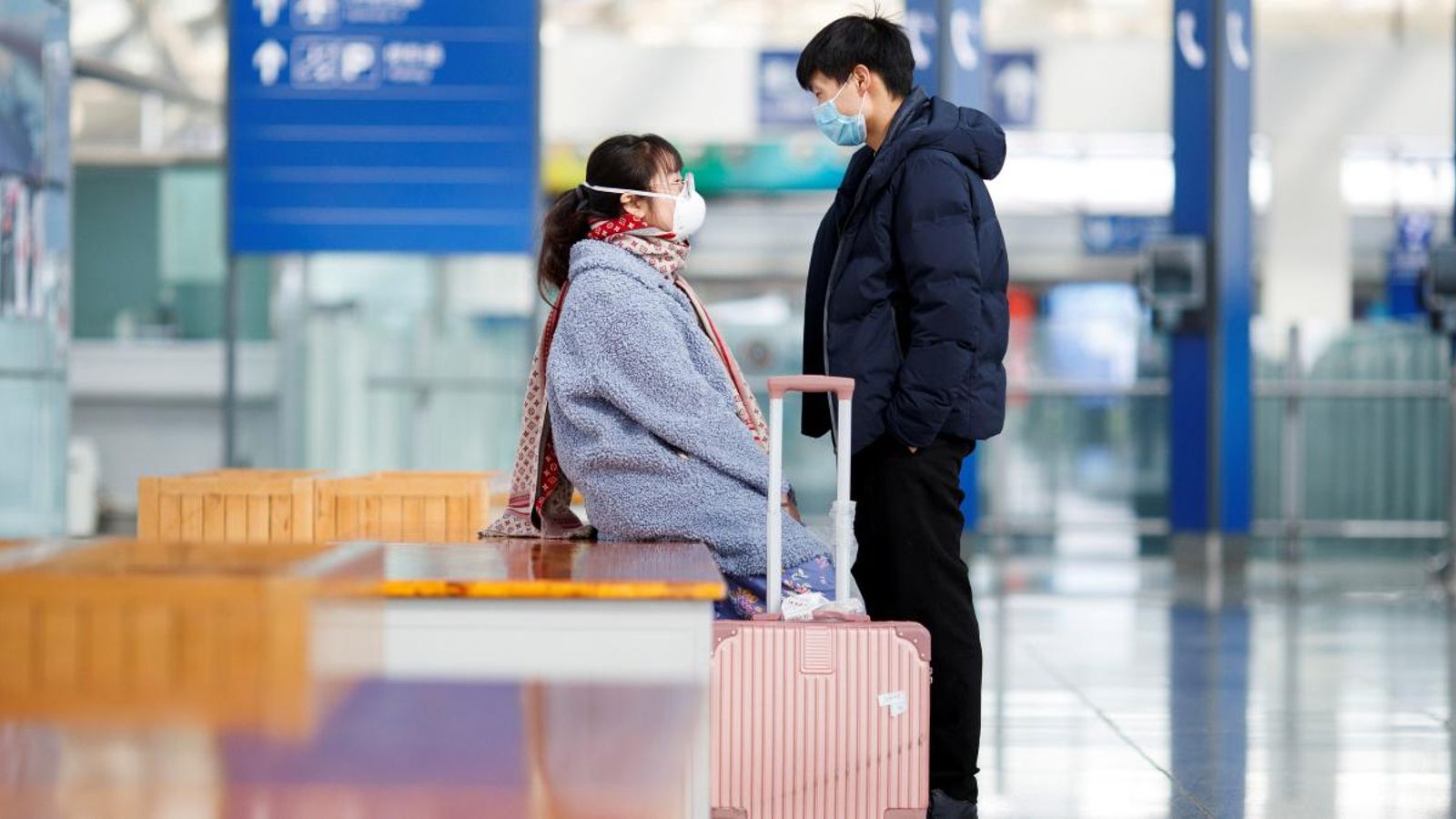 Dos joves, aquest dimecres a l’aeroport de Pequín