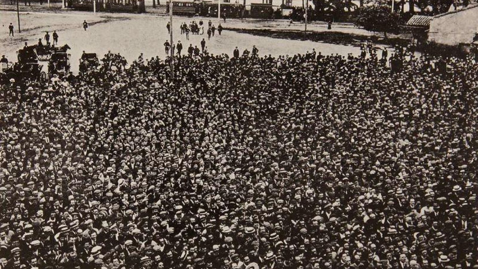 La multitud es concentra a la plaça de l'Ajuntament de València per a rebre Blasco Ibáñez