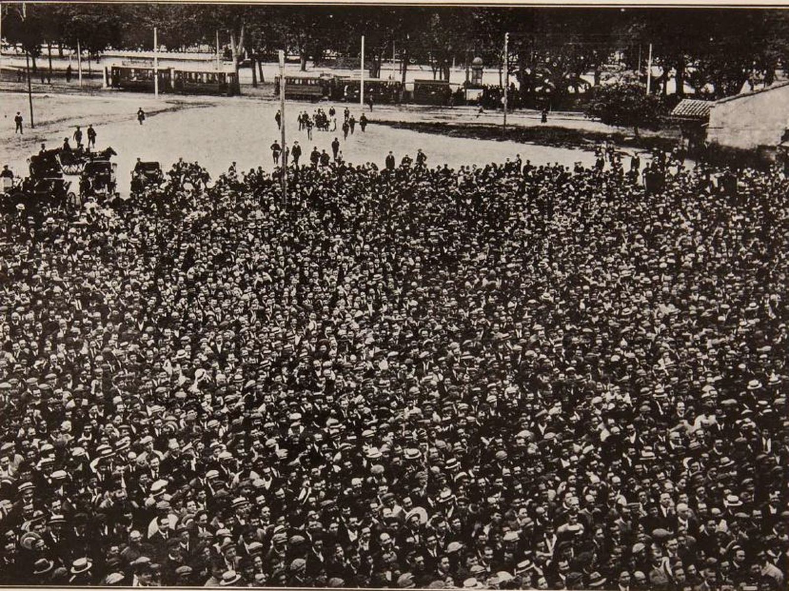 La multitud es concentra a la plaça de l'Ajuntament de València per a rebre Blasco Ibáñez