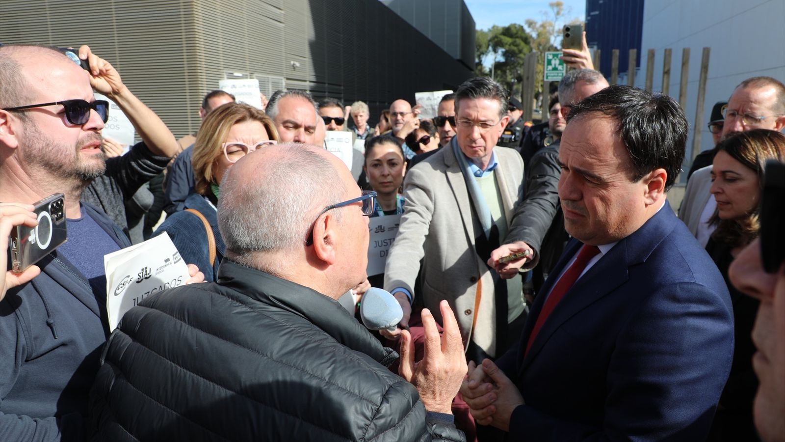 El president Juanfran Pérez Llorca parla amb funcionaris concentrats davant el nou Palau de Justícia de Llíria