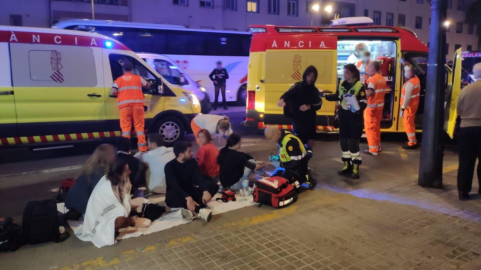 Imatge de les persones rescatades en l'incendi d'un edifici a l'avinguda Cardenal Benlloch de València