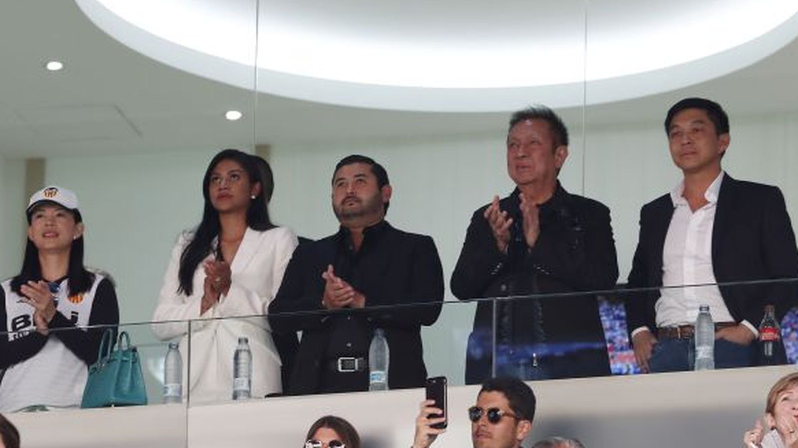 El príncep de Johor i Peter Lim, durant una visita a Mestalla