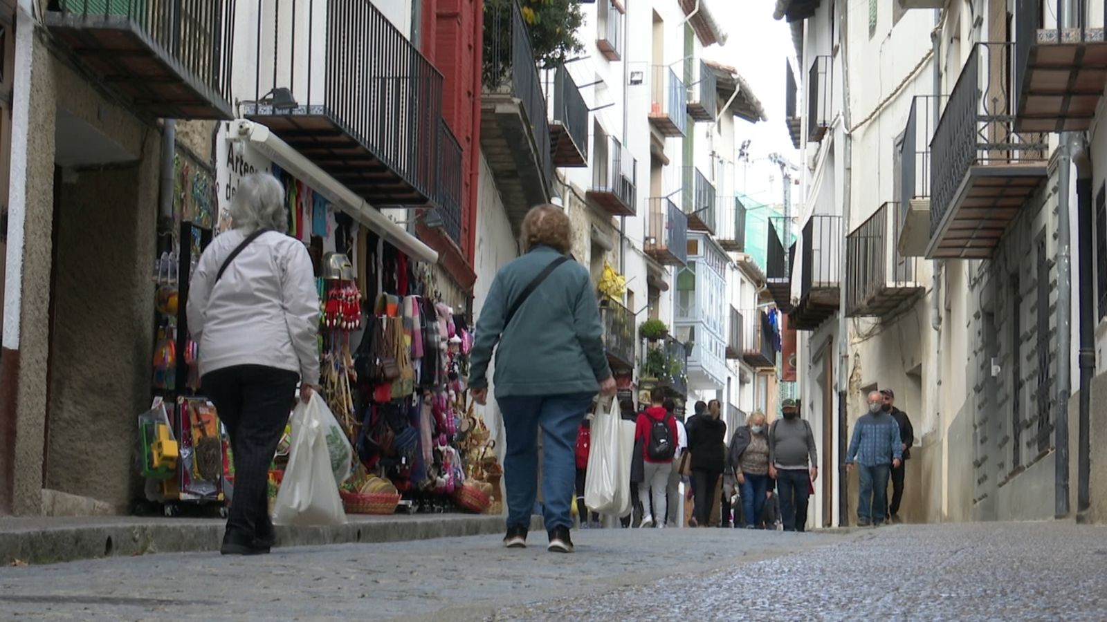 El turisme en el Pont de tots Sants tria l'interior