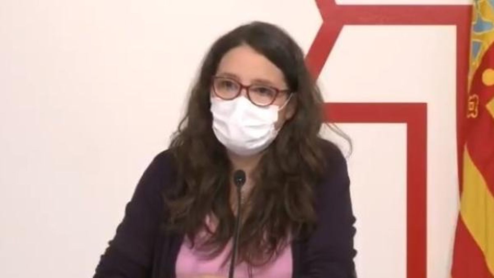 La vicepresidenta, Mónica Oltra, amb la mascareta posada durant tota la roda de premsa