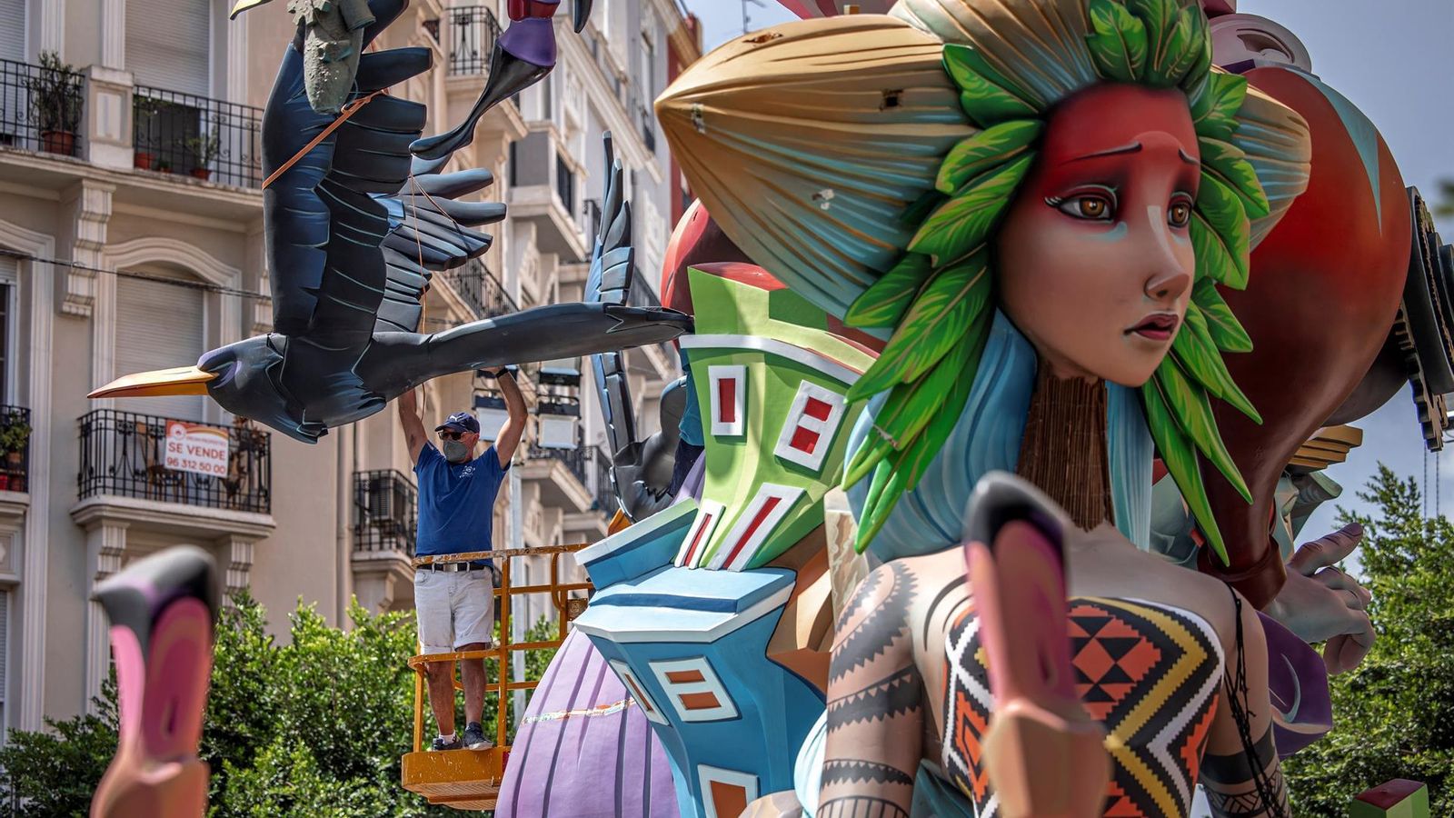 Muntatge de la falla Sueca-Literat Azorín