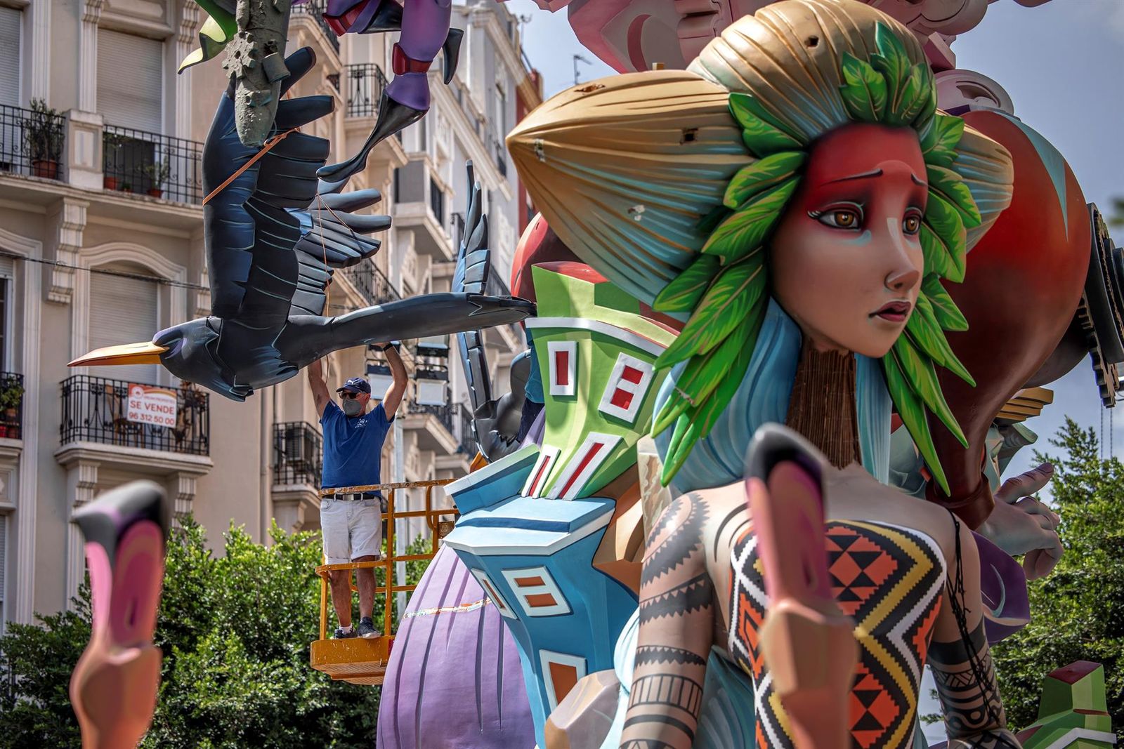 Muntatge de la falla Sueca-Literat Azorín