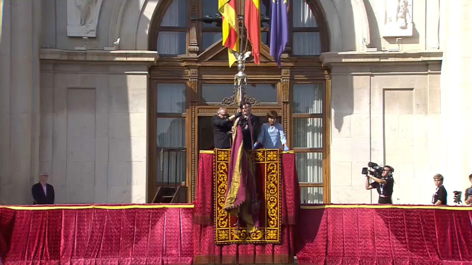 Finalitza la processó cívica amb la tornada de la Senyera