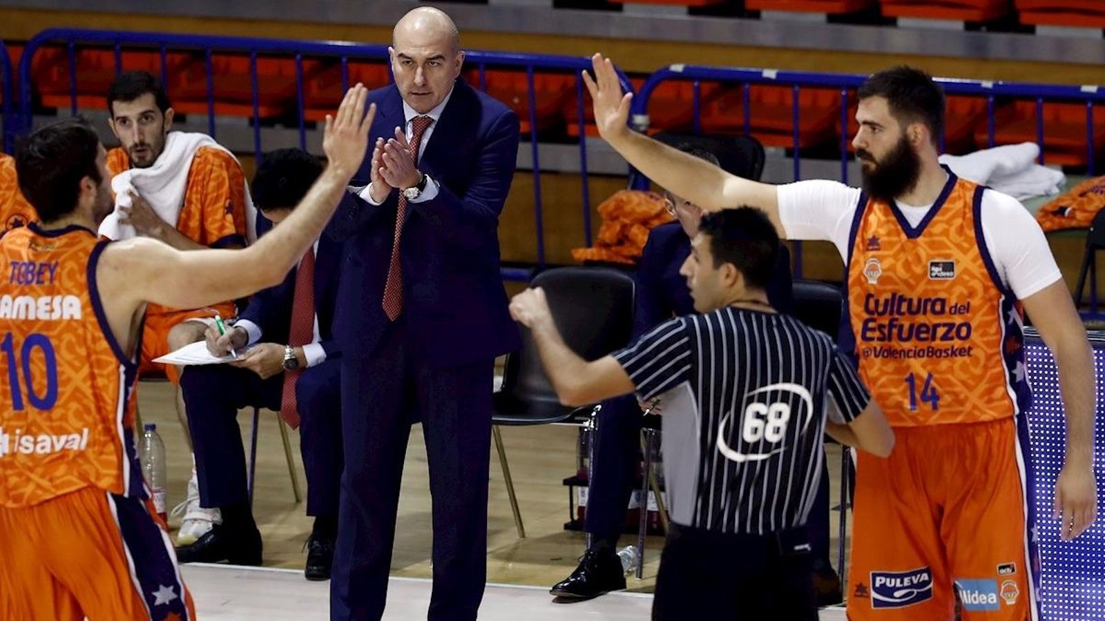 Tobey i Dubljevic celebren una acció durant el partit