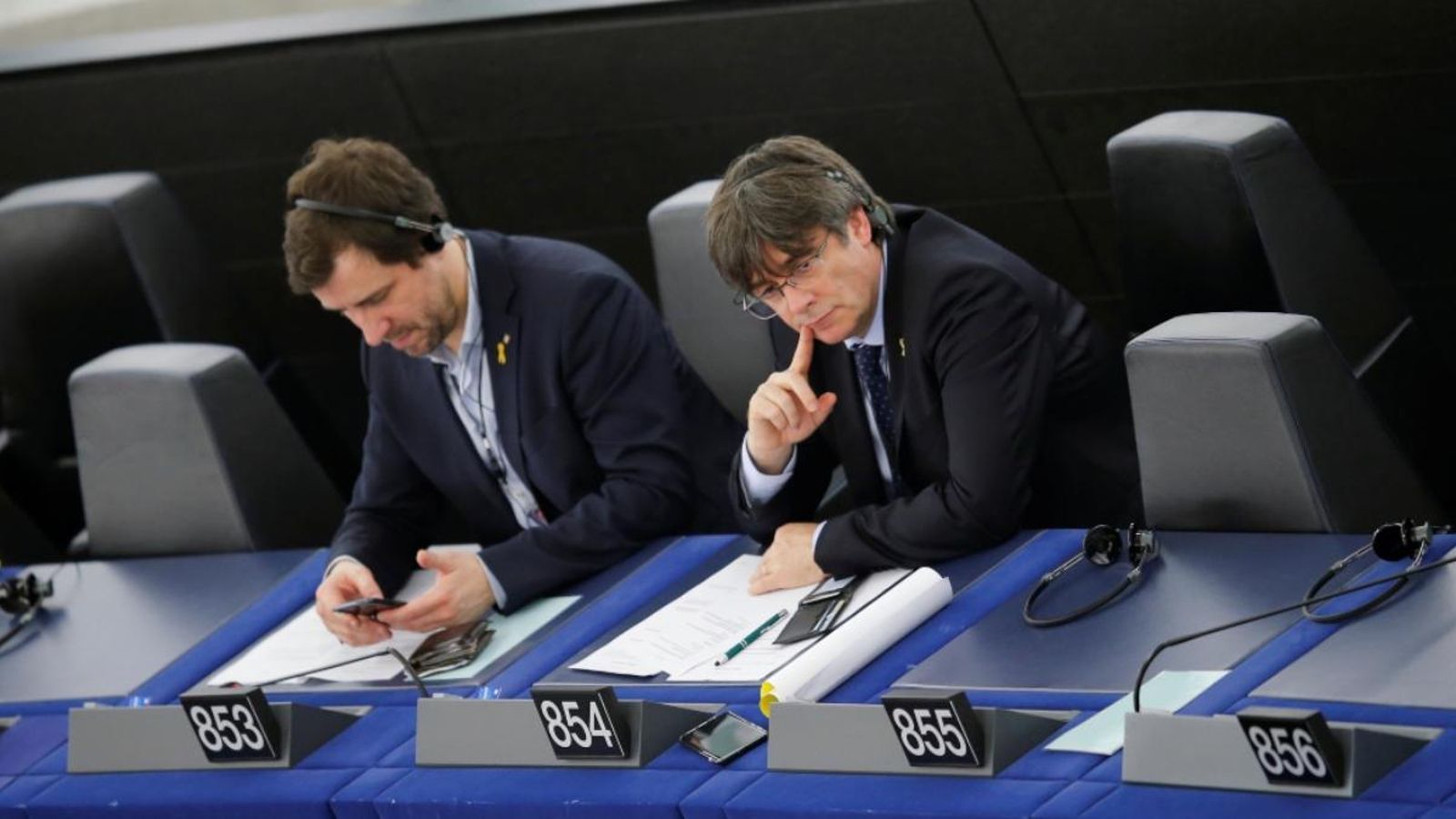 Els eurodiputats Toni Comín i Carles Puigdemont, a la cambra plenària del Parlament Europeu, a Estrasburg