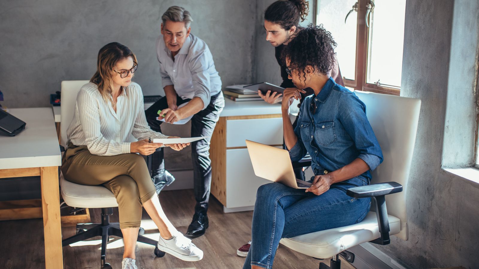 Imatge d'arxiu d'un grup de treball a una oficina