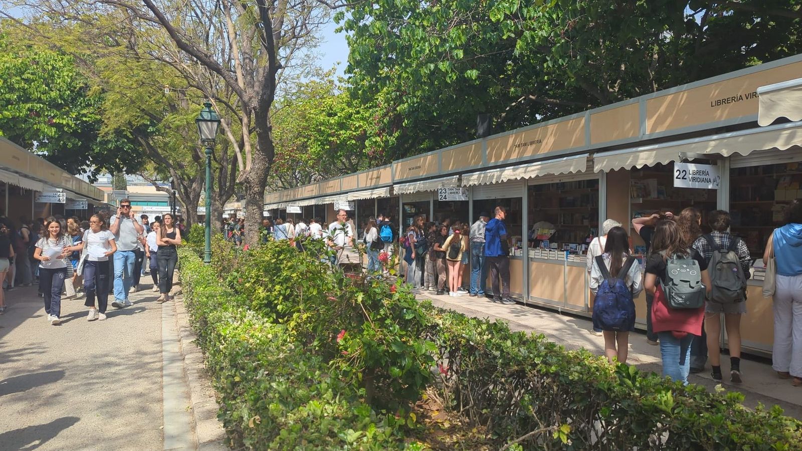 Els aficionats a la lectura més matiners es passejaven a primera hora del dia este dijous per la Fira del Llibre