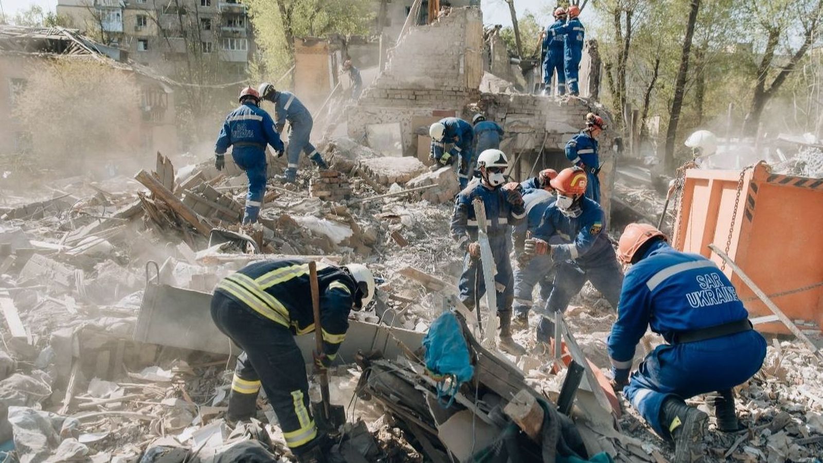 La neteja de runes continua a Kíiv després de l'atac amb míssils russos amb dotze civils morts i noranta ferits