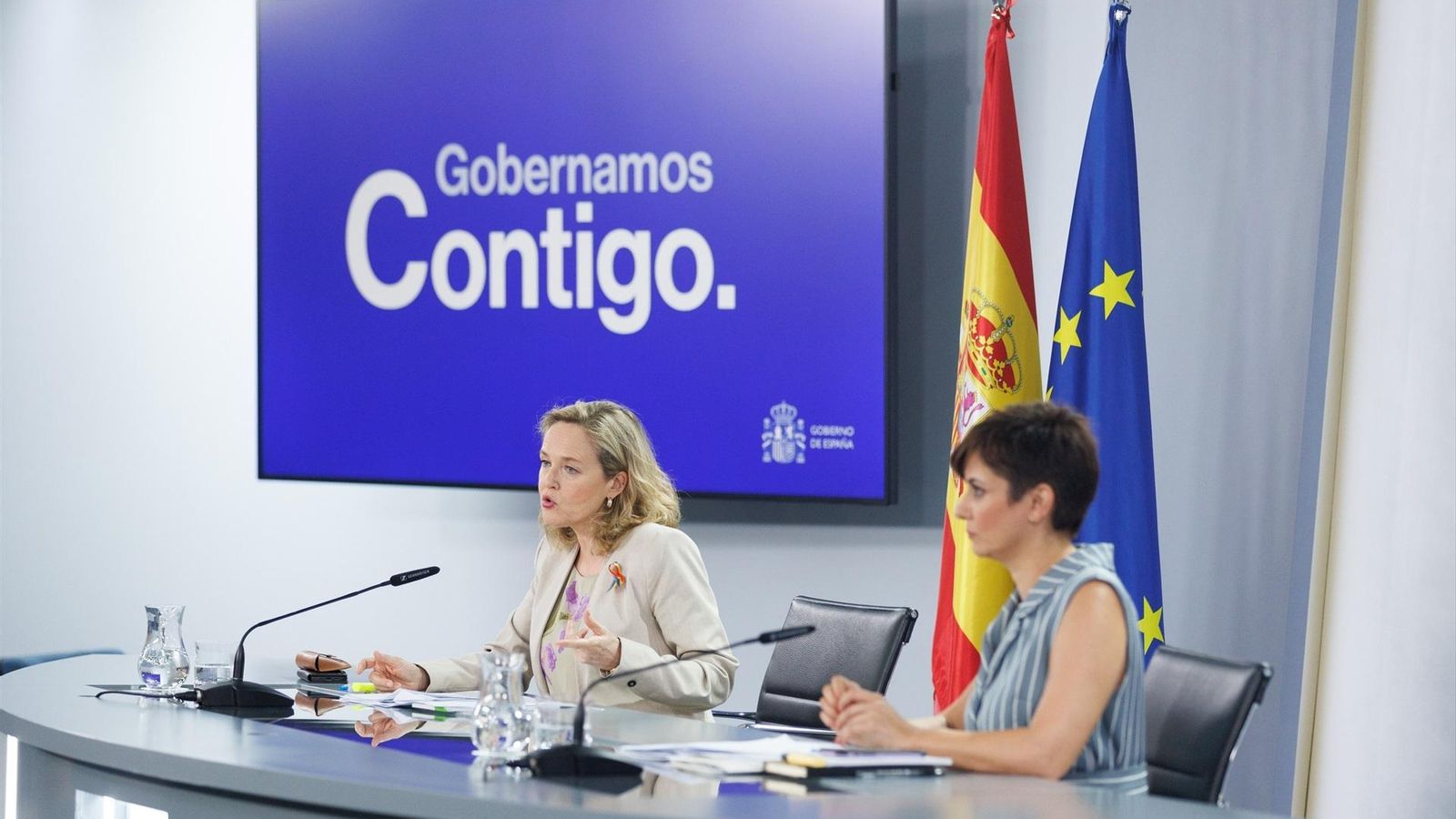 La vicepresidenta primera i ministra d'Assumptes Econòmics i Transformació Digital, Nadia Calviño i la ministra Portaveu i de Política Territorial, Isabel Rodríguez, durant una roda de premsa posterior a la reunió del Consell de Ministres