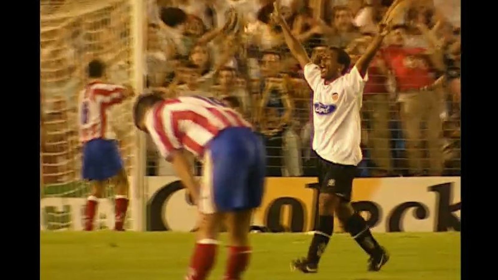Romario celebra un gol a l'Atlètic de Madrid