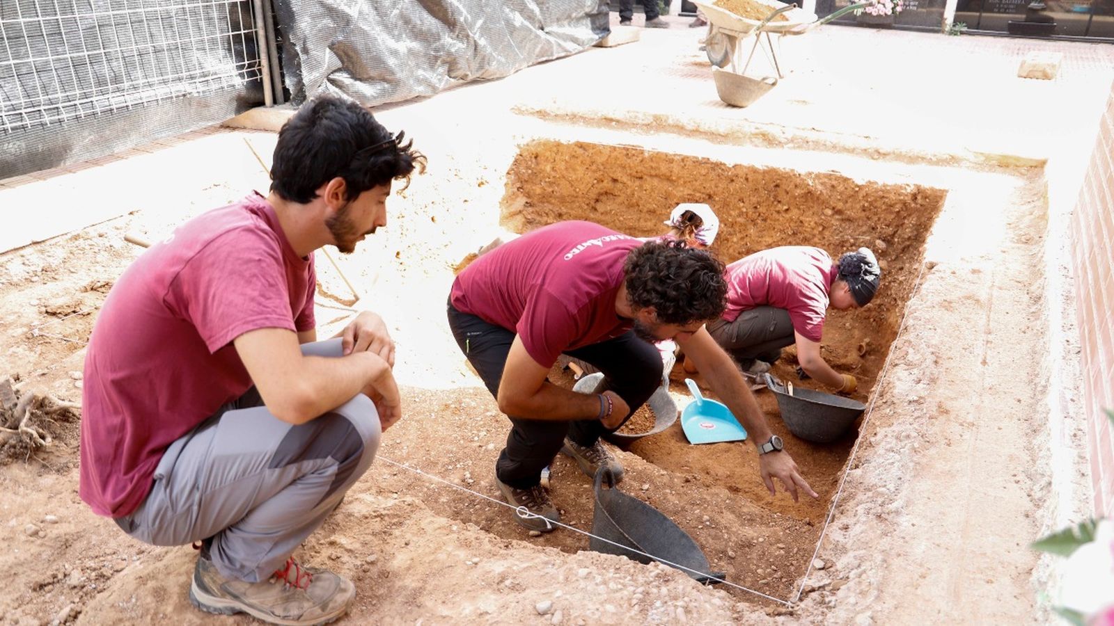 Treballs de recuperació de les víctimes al cementeri d’Alfarb