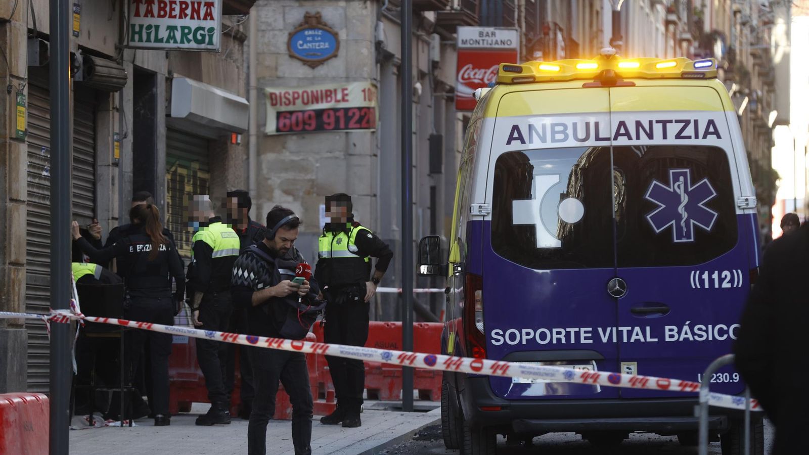 En imatge, el cordó policial i l'ambulància al lloc del crim