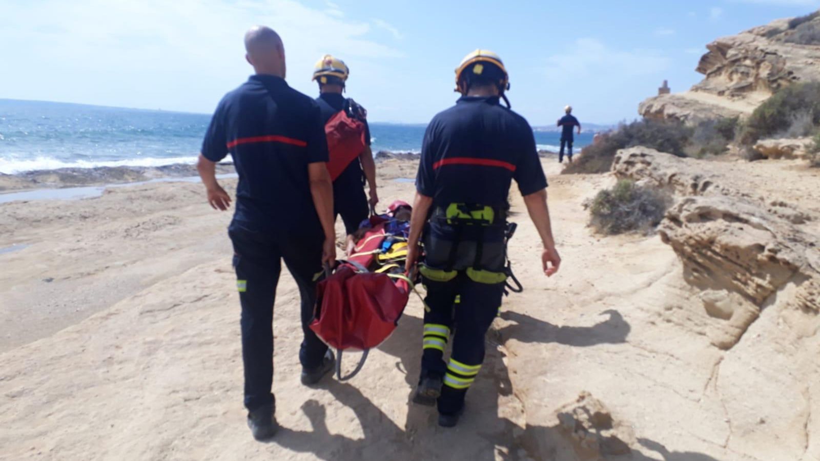 Els bombers del Servei de Prevenció, d’Extinció d’Incendis i Salvament de l’Ajuntament d’Alacant durant el rescat