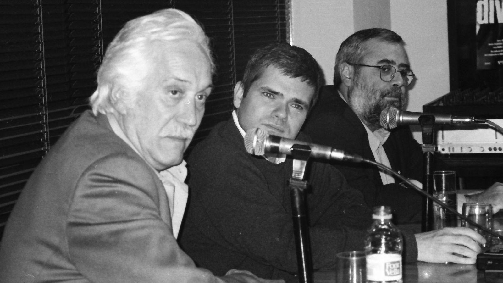 El cineasta valencià, el primer per la dreta, en una imatge d'arxiu junt al cineasta Federico Luppi