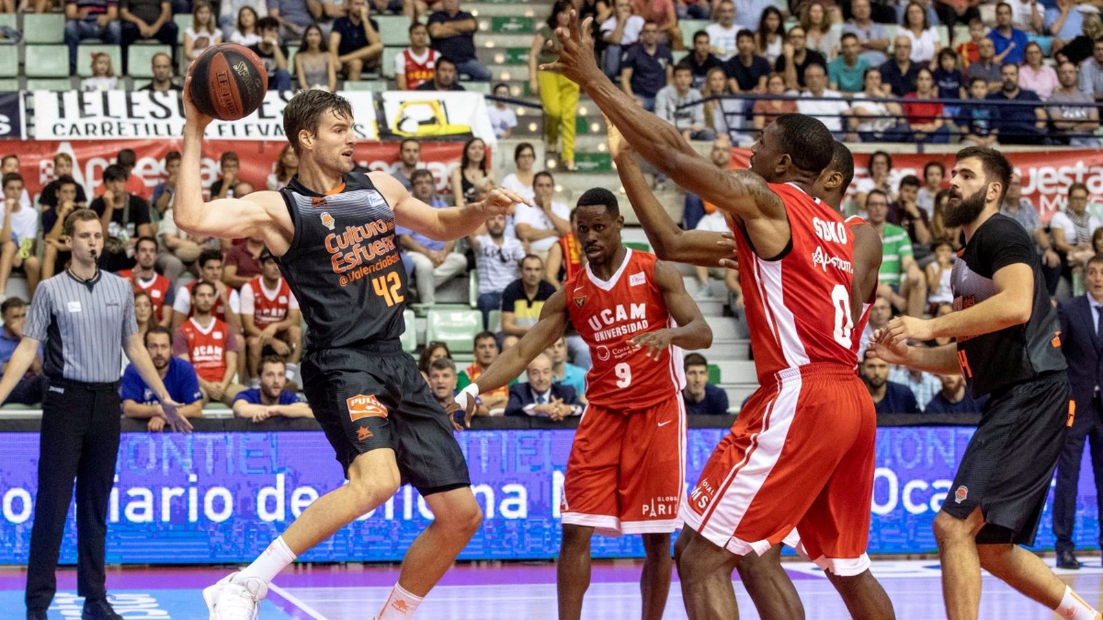 Aaron Doornekamp, uns dels millors del partit amb Will Thomas