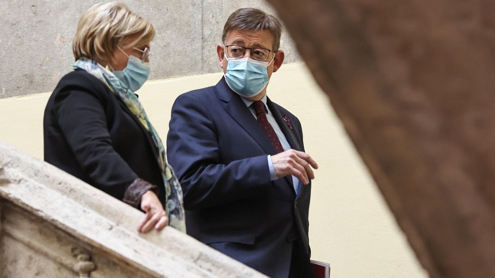 La consellera de Sanitat i el president de la Generalitat baixen les escales del Palau en una imatge d'arxiu