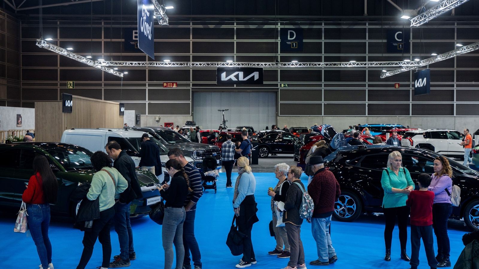 Assistents a la Fira de l'Automòbil de València, este dijous