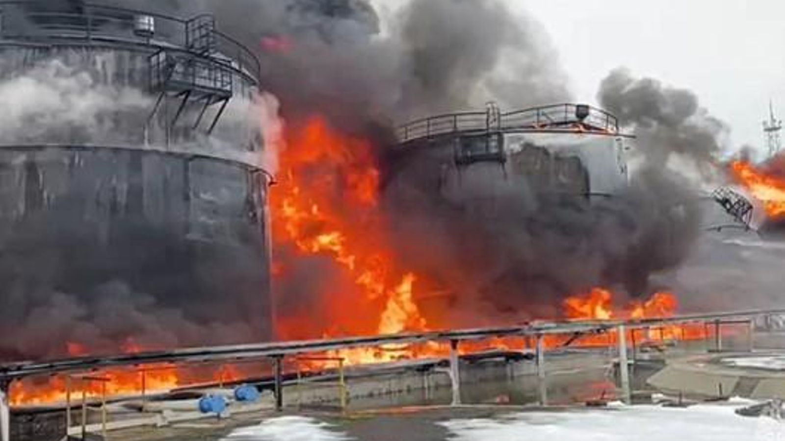Incendi en una refineria russa pels atacs ucranians Incendi en la refineria pels atacs ucranians