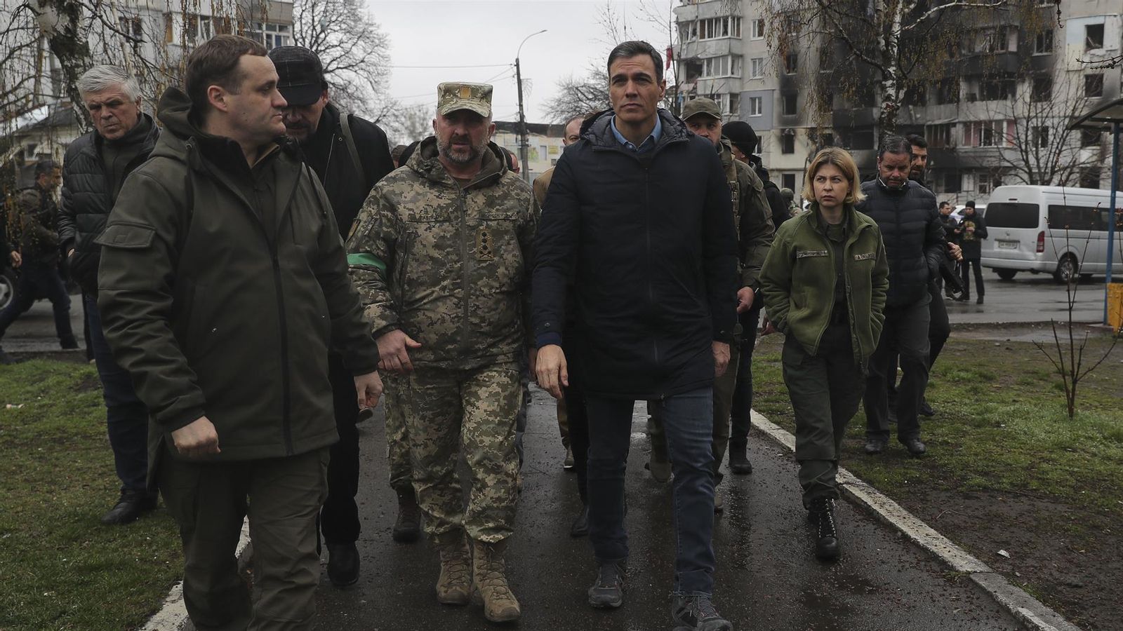 Pedro Sánchez, durant la visita a la ciutat ucraïnesa de Borodianka aquest dijous