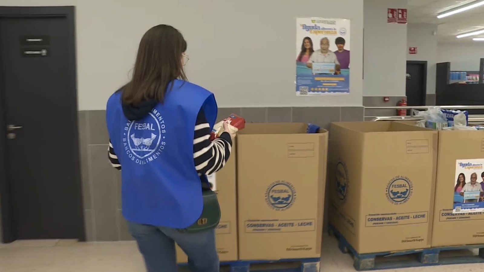 Voluntària de la federació de bancs d'aliments en un supermercat de Castelló
