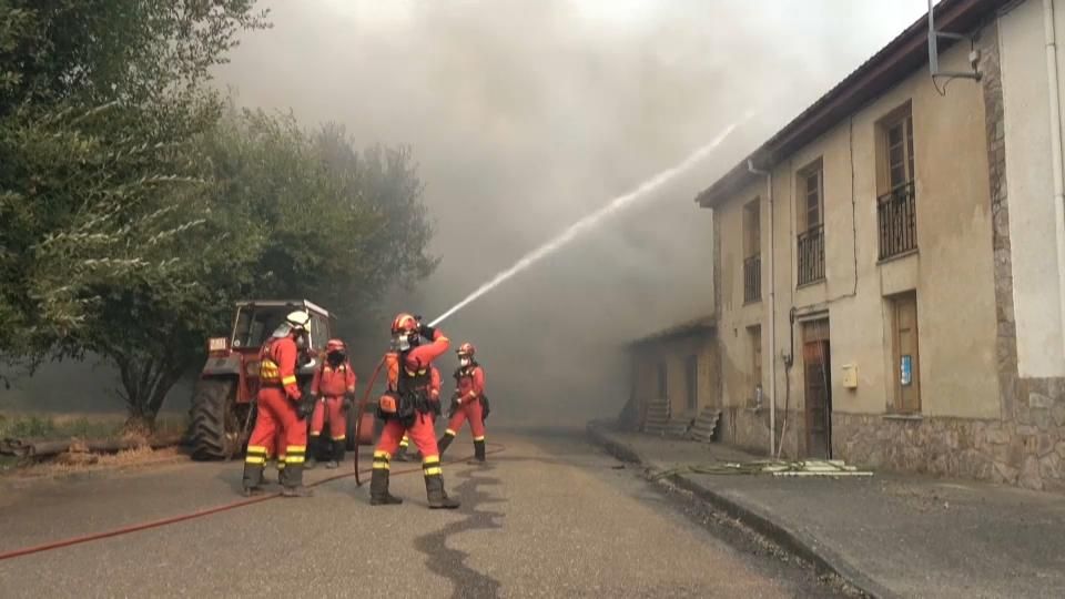 Els incendis devoren Galícia, Castella i Lleó i Extremadura i ja deixen 9.000 desallotjats i una nova víctima mortal