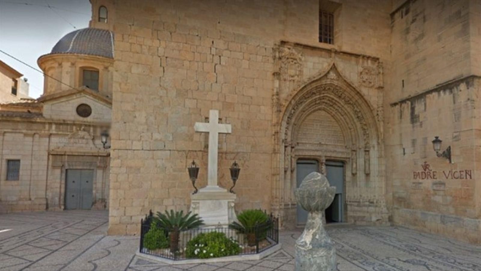 La creu de Callosa del Segura s’ubicava davant l’església de Sant Martí, declarat bé d’interés cultural