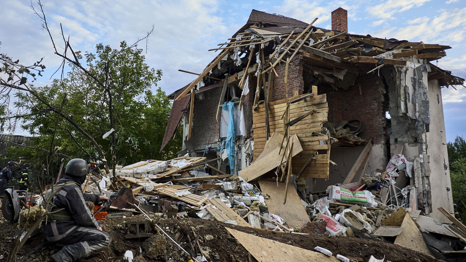 Una casa danyada per una bomba a Vilkhivka, prop de Khàrkiv, al nord-est d'Ucraïna. Una dona va morir i un home va resultar ferit