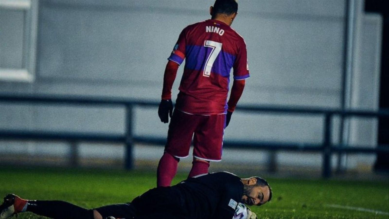 Paco Fernández Mas atura una pilota en el partit de Copa del Rei contra l'Elx