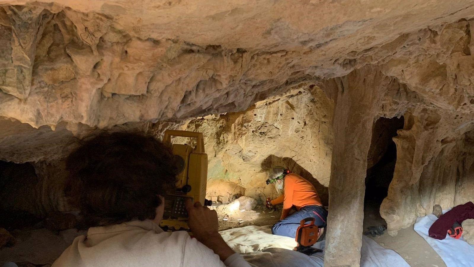 Excavacions a la Cova dels Diablets, a Alcalà de Xivert