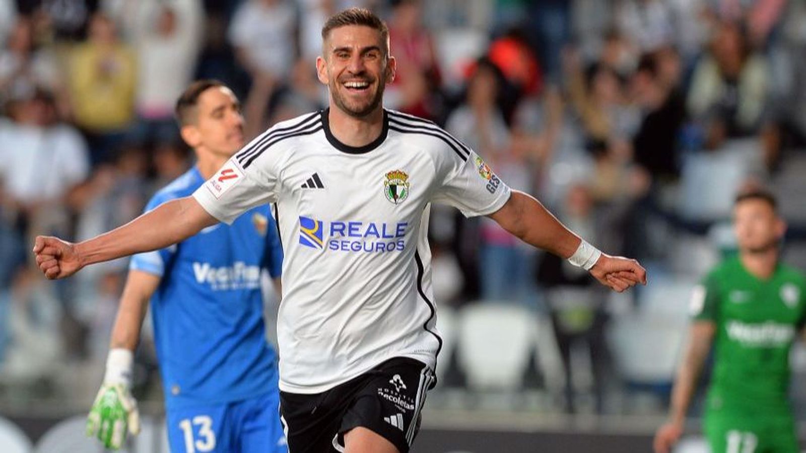 Un jugador del Burgos celebra un gol davant la desesperació d'Èdgar Badia