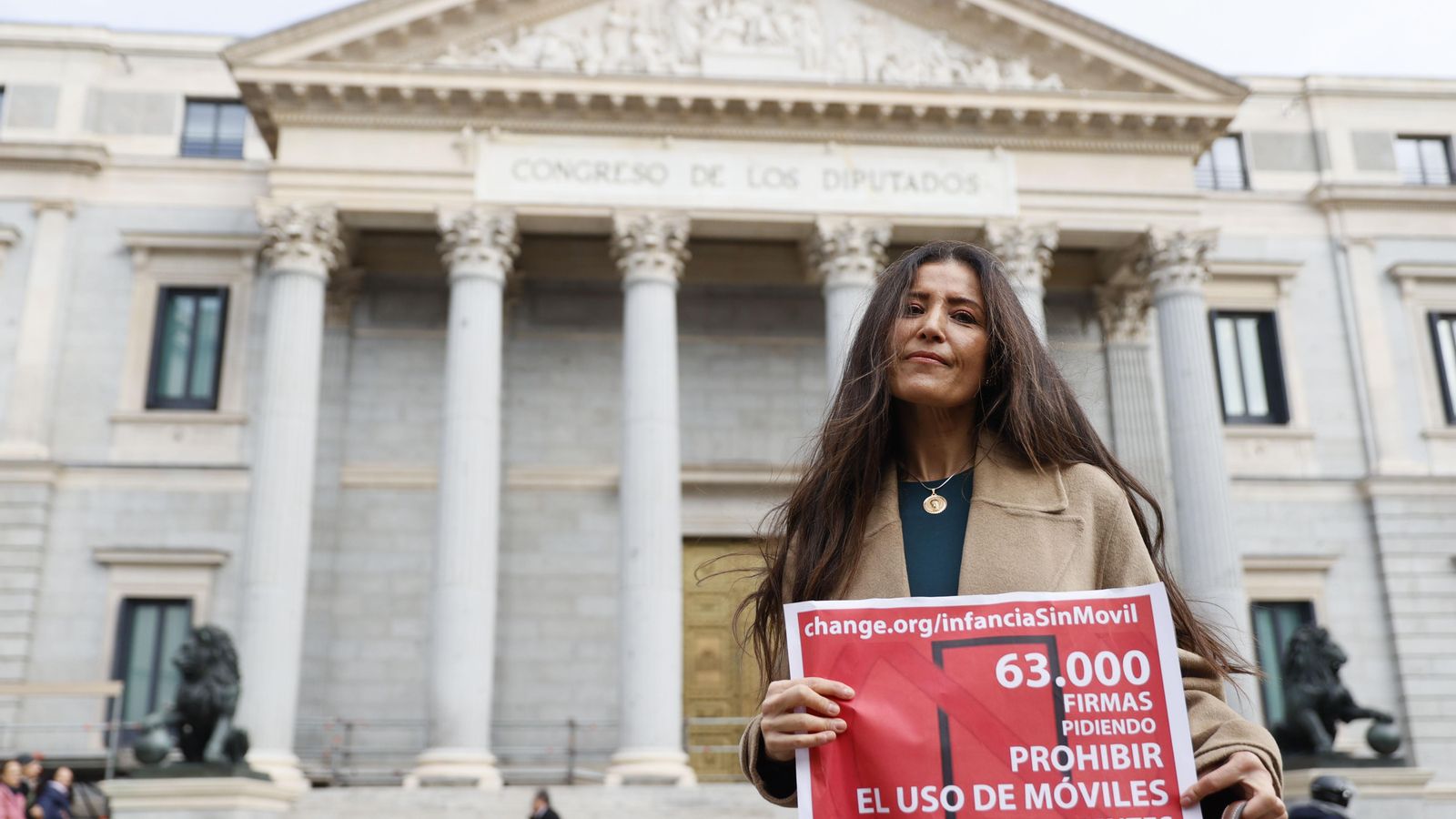 La professora Ángela Sánchez Pérez Merino posa enfront del Congrés dels Diputats per a presentar les firmes recollides per a una campanya de regulació dels telèfons mòbils en menors / Mariscal